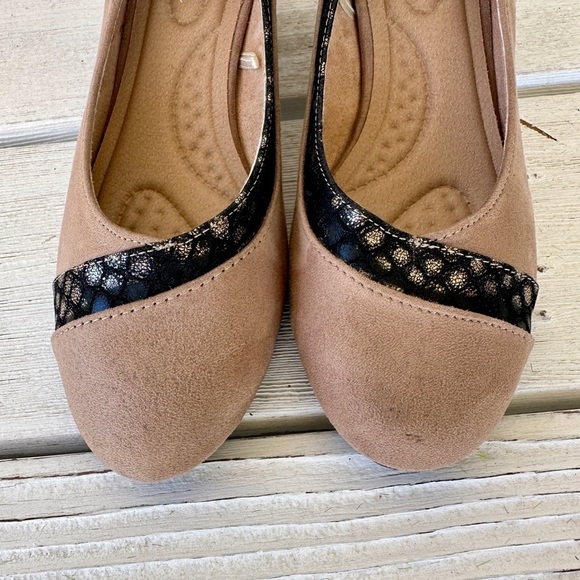 JESSICA CARLYLE, NANCY STYLE, WOMENS SHOES. TAN SUEDE WITH BLACK TRIM. SIZE 9 - Picture 6 of 7